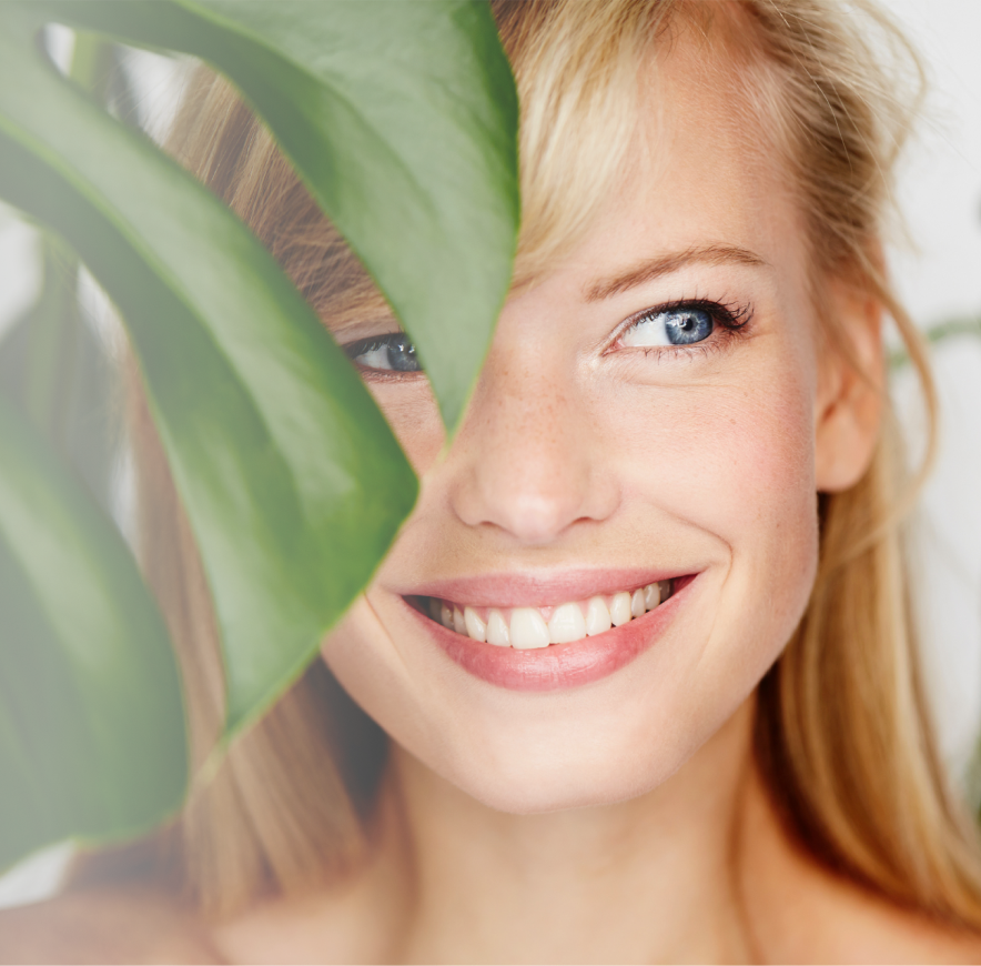 Mujer jovén rubia con ojos azules sonriendo